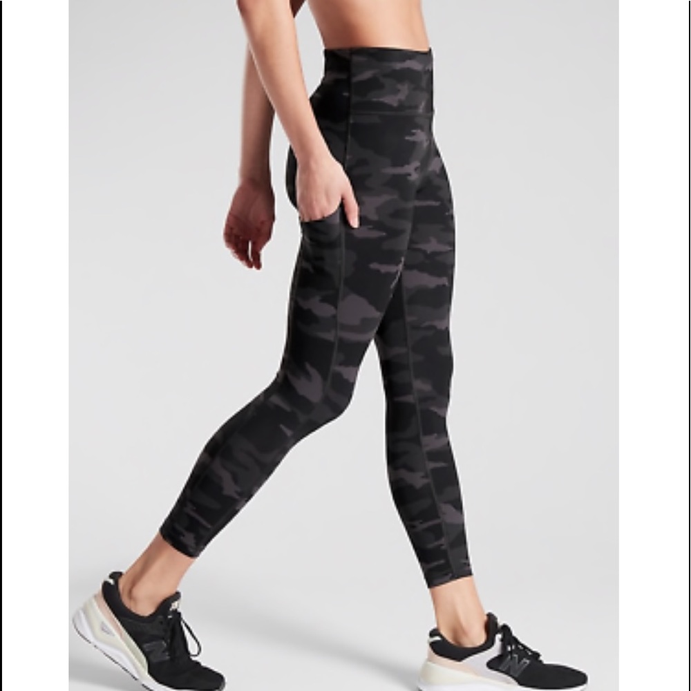 ❌sold❌ Athleta salutation stash 7/8 camo leggings